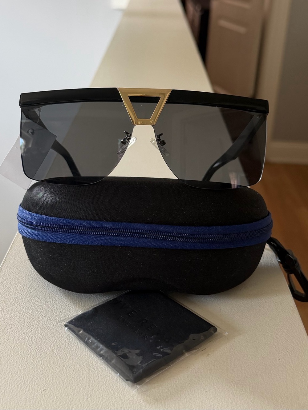 Brand new”John Varvatos”authentic,unisex sunglasses.Color-black,no scratches.🖤